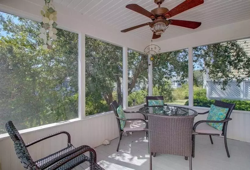 72 Pelican Bay Avantstay Community Pool, Decks