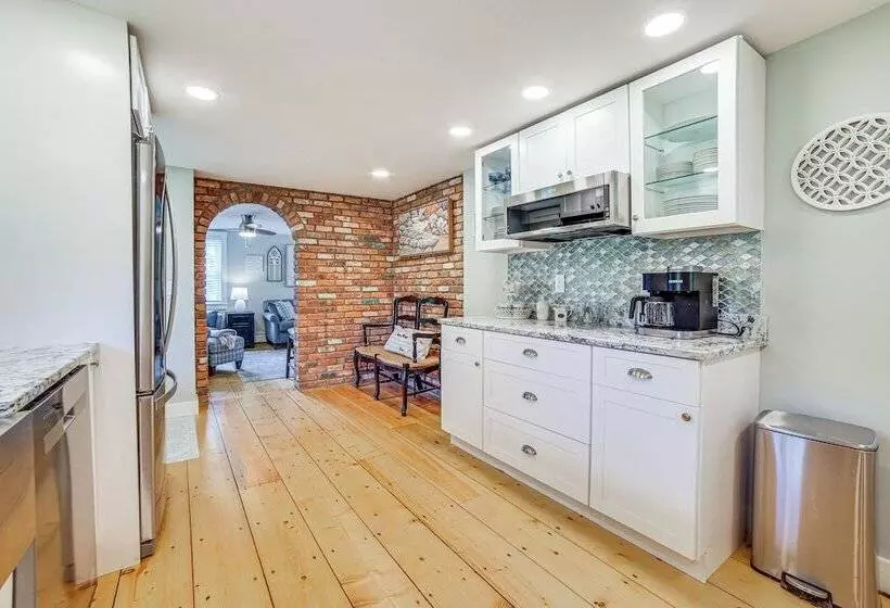 Charming Cavendish Cottage: All Season Retreat!