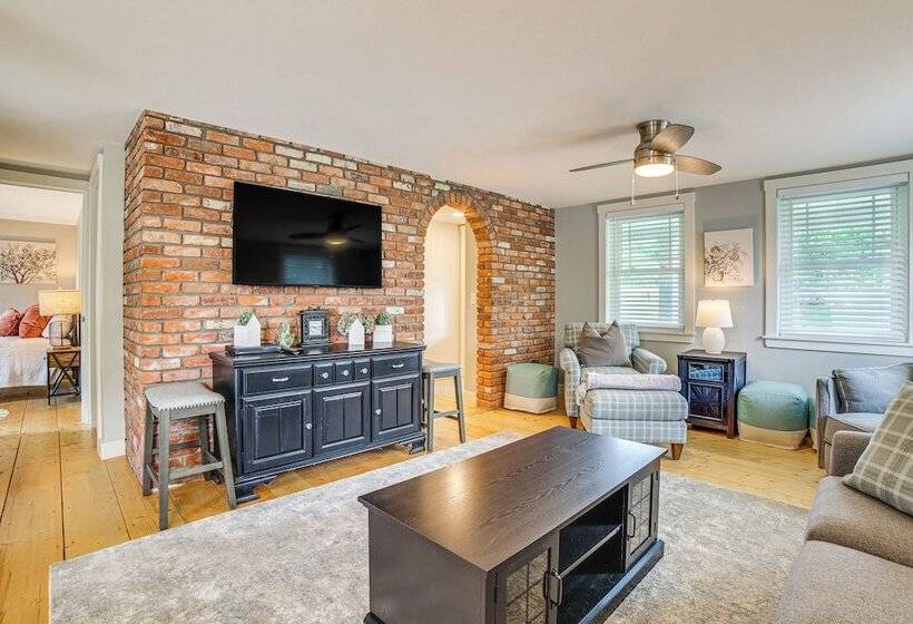 Charming Cavendish Cottage: All Season Retreat!