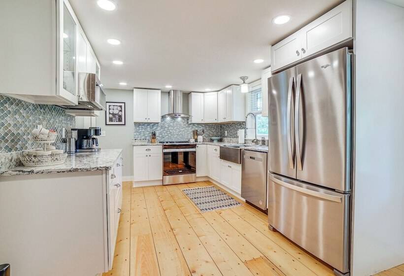 Charming Cavendish Cottage: All Season Retreat!