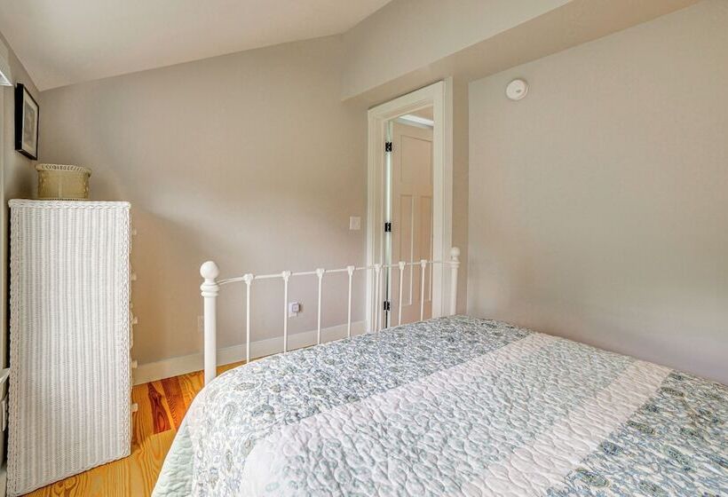 Charming Cavendish Cottage: All Season Retreat!