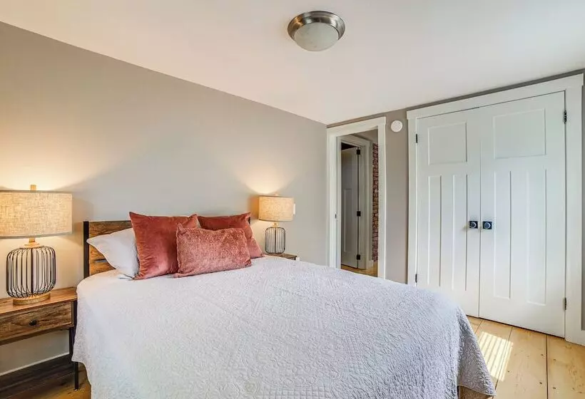 Charming Cavendish Cottage: All Season Retreat!