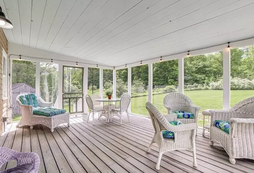 Charming Cavendish Cottage: All Season Retreat!