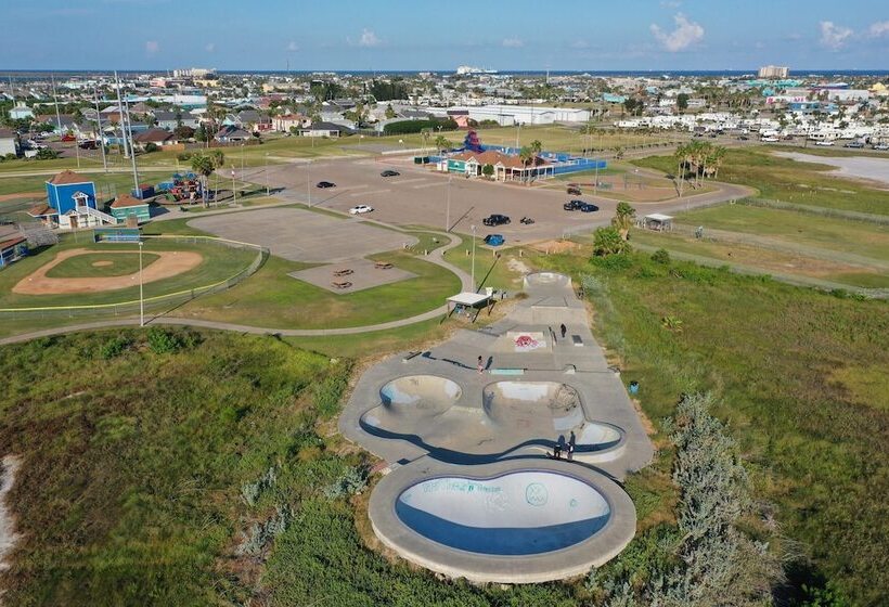 Private Pool, Yard W/ Fire Pit, Near The Beach Coasta Rita By Avantstay