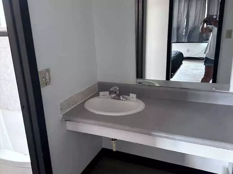 Glenstone Place Extended Stay Motel