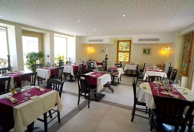 ホテル De La Croix Blanche