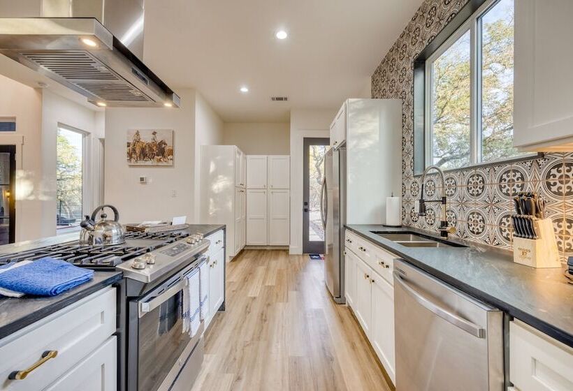 Pool, Hot Tub, Game Room, Fire Pit Luxe & Private 4bdr Maverick By Avantstay