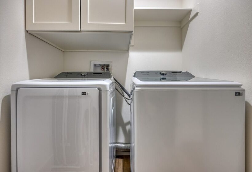 Pool, Hot Tub, Game Room, Fire Pit Luxe & Private 4bdr Maverick By Avantstay