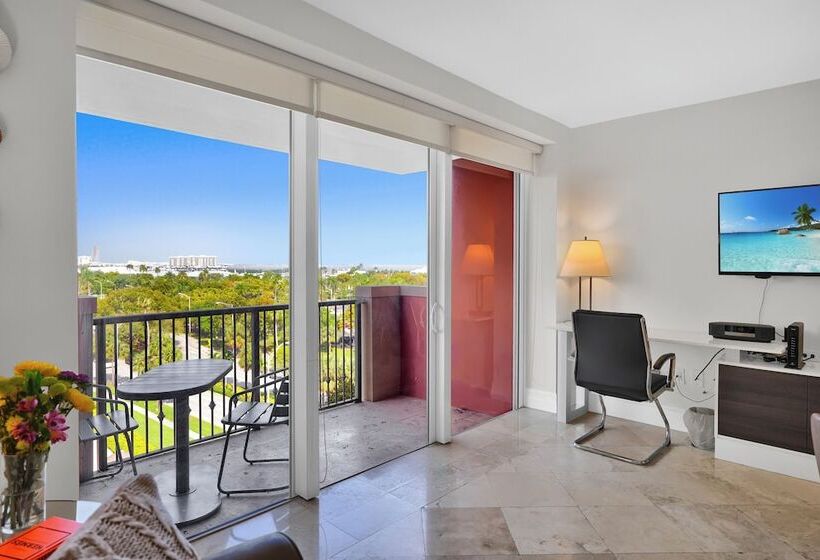 Modern Bay View With Free Parking