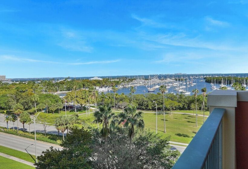 Modern Bay View With Free Parking