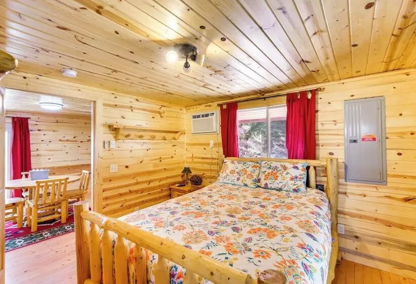 Hike, Unwind & Bring Your Pet: Deadwood Cabin!