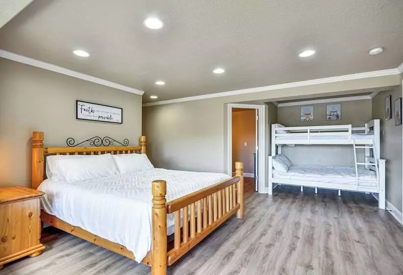 Portland Area Group Getaway: Hot Tub & Views!