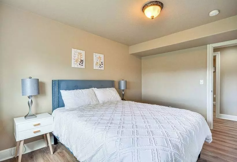 Portland Area Group Getaway: Hot Tub & Views!