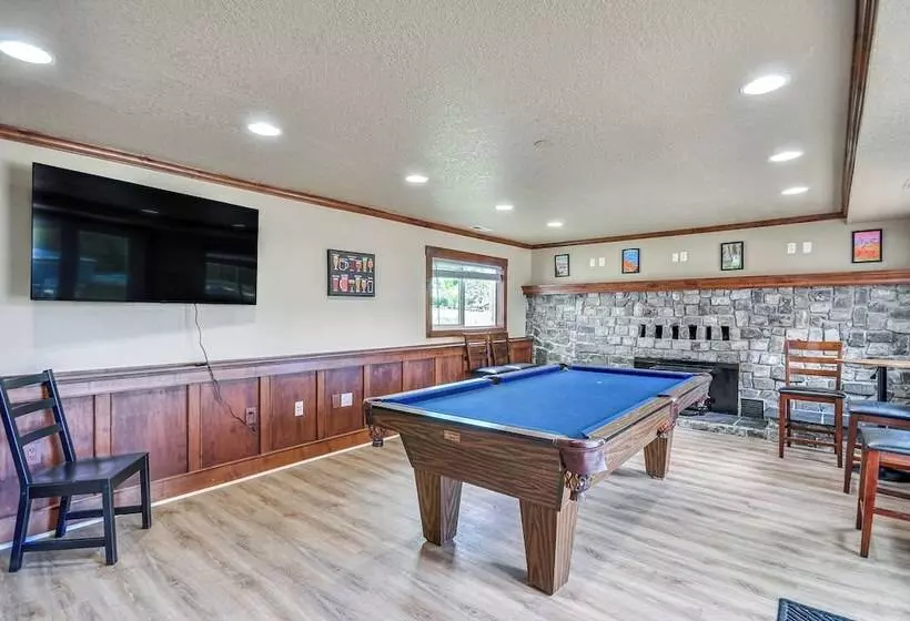 Portland Area Group Getaway: Hot Tub & Views!