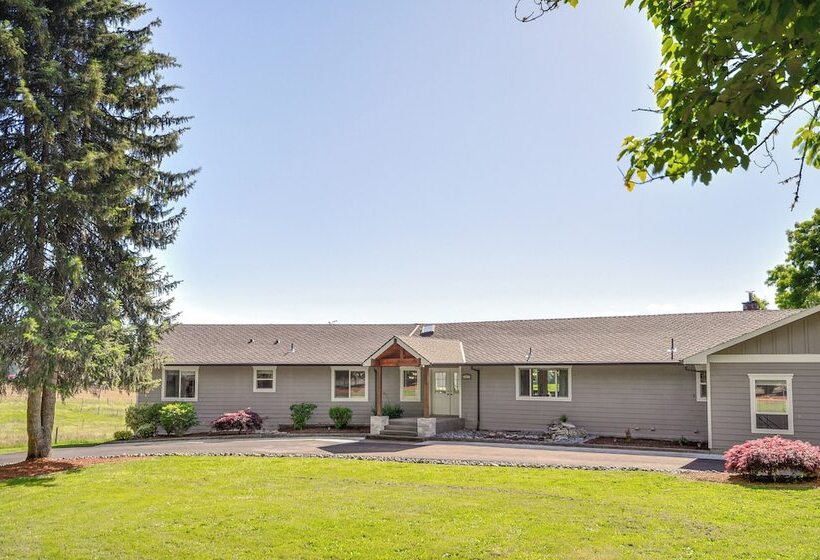 Portland Area Group Getaway: Hot Tub & Views!