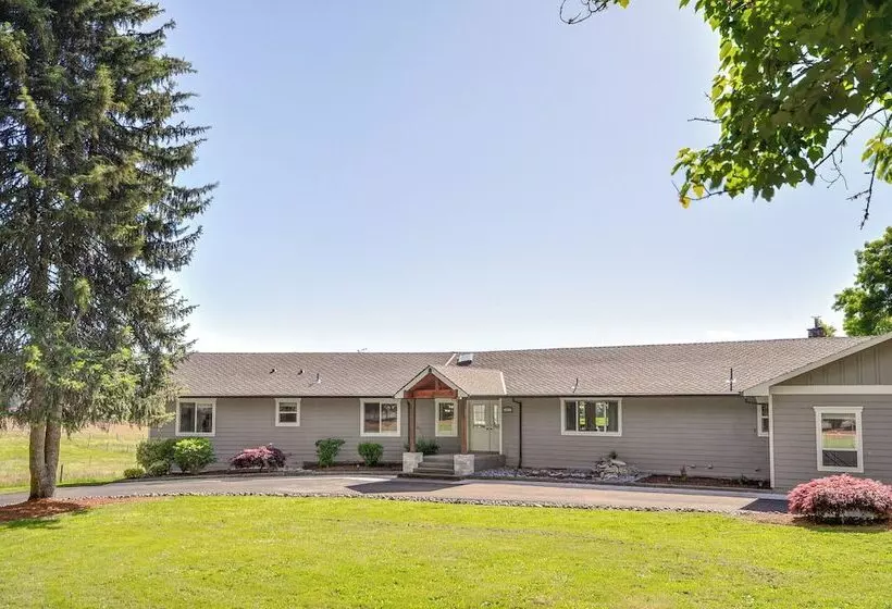 Portland Area Group Getaway: Hot Tub & Views!