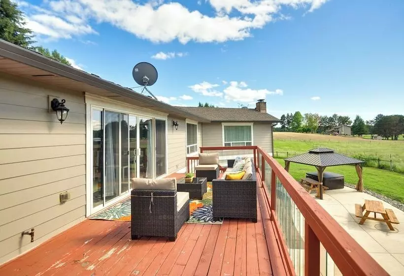 Portland Area Group Getaway: Hot Tub & Views!