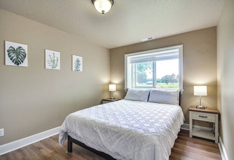 Portland Area Group Getaway: Hot Tub & Views!