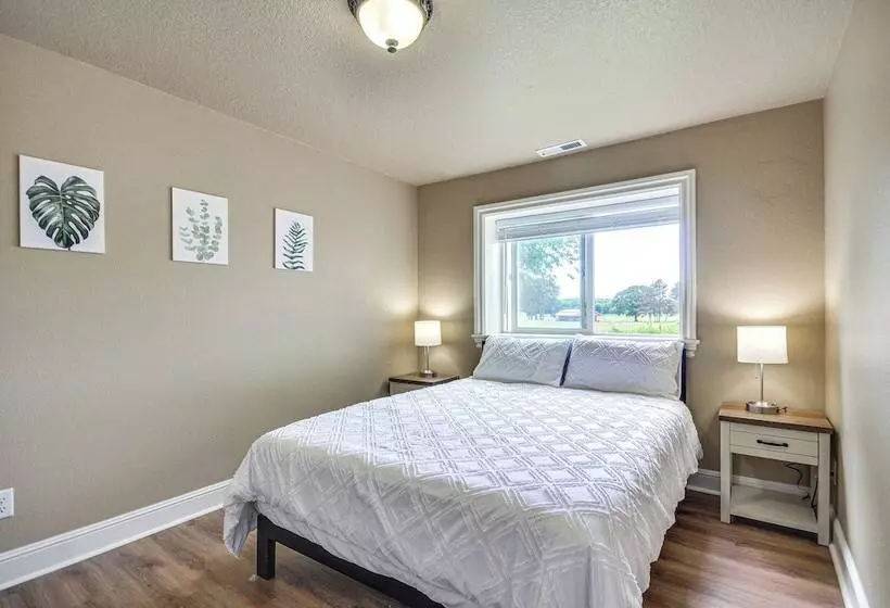 Portland Area Group Getaway: Hot Tub & Views!