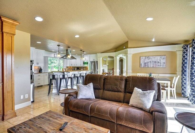 Portland Area Group Getaway: Hot Tub & Views!