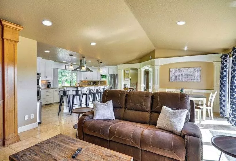 Portland Area Group Getaway: Hot Tub & Views!