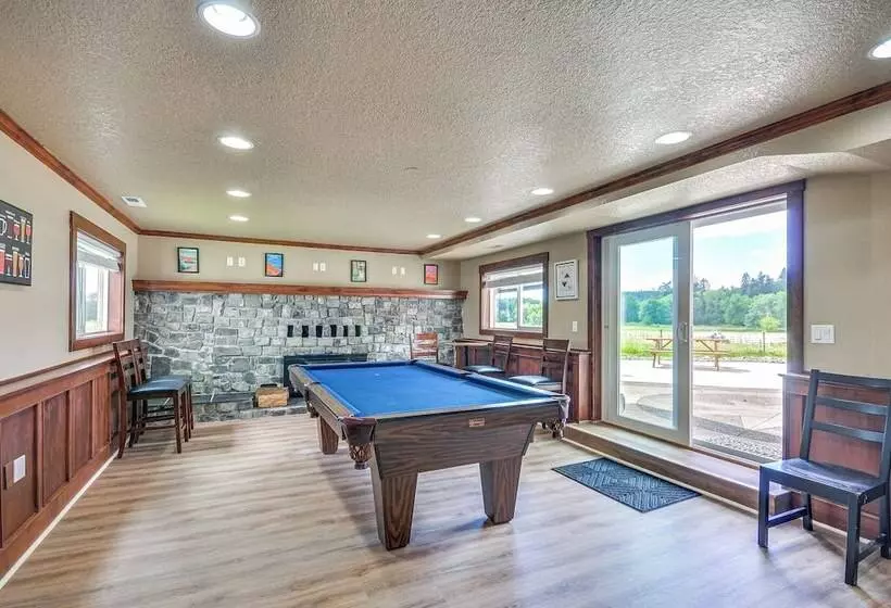 Portland Area Group Getaway: Hot Tub & Views!