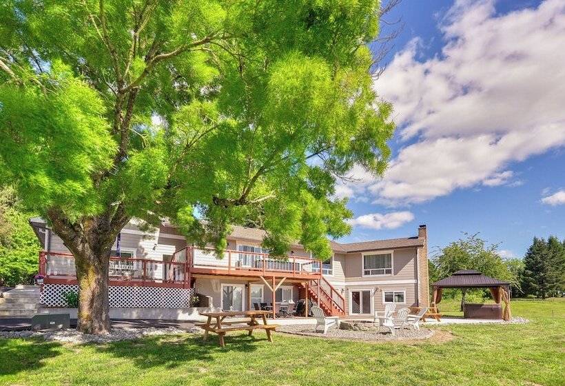 Portland Area Group Getaway: Hot Tub & Views!