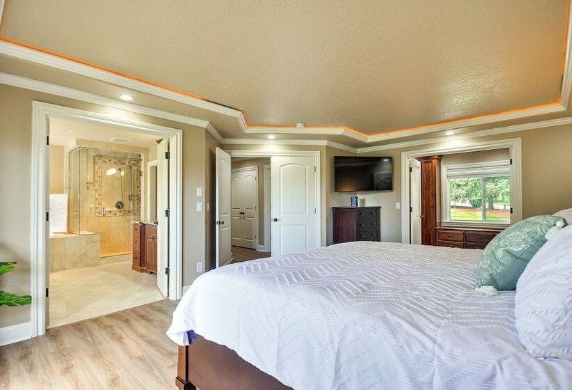 Portland Area Group Getaway: Hot Tub & Views!