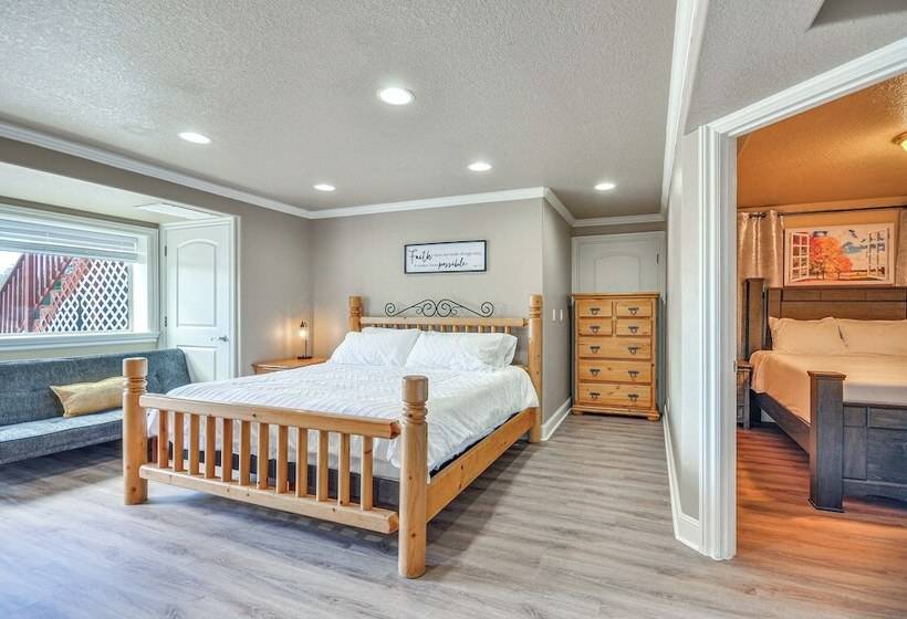 Portland Area Group Getaway: Hot Tub & Views!