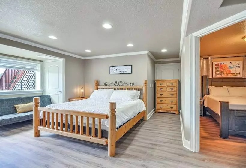 Portland Area Group Getaway: Hot Tub & Views!