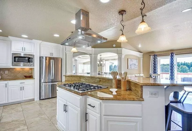 Portland Area Group Getaway: Hot Tub & Views!