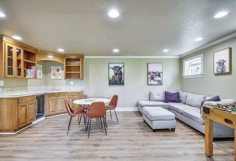 Portland Area Group Getaway: Hot Tub & Views!