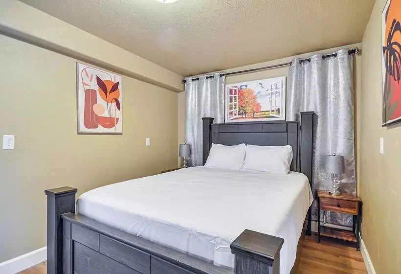 Portland Area Group Getaway: Hot Tub & Views!