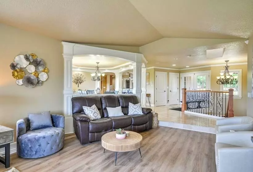 Portland Area Group Getaway: Hot Tub & Views!