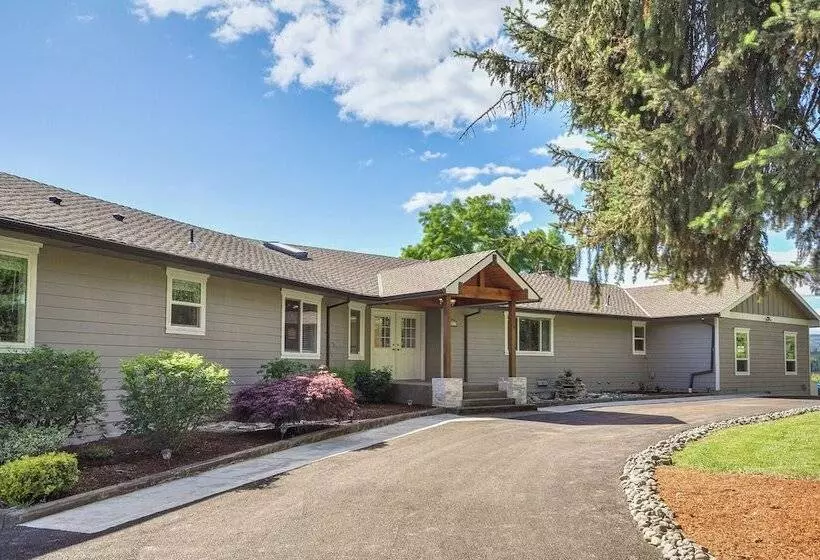 Portland Area Group Getaway: Hot Tub & Views!