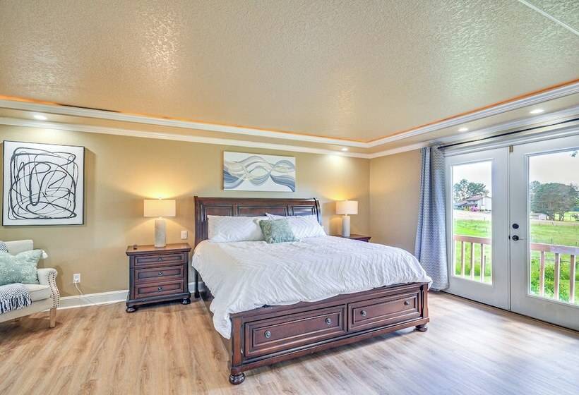 Portland Area Group Getaway: Hot Tub & Views!