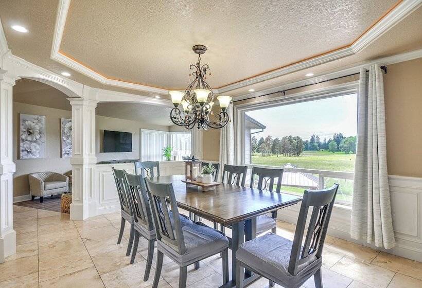 Portland Area Group Getaway: Hot Tub & Views!