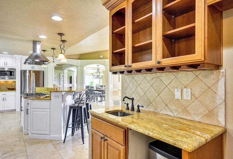 Portland Area Group Getaway: Hot Tub & Views!