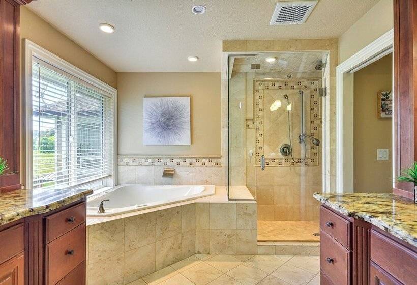 Portland Area Group Getaway: Hot Tub & Views!