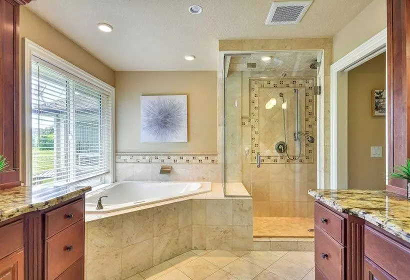 Portland Area Group Getaway: Hot Tub & Views!