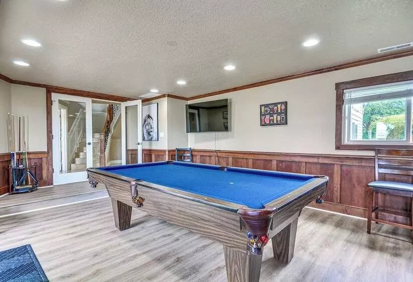 Portland Area Group Getaway: Hot Tub & Views!