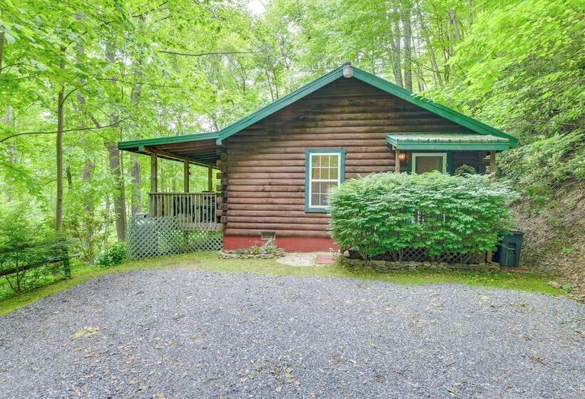 Serene Maggie Valley Retreat W/ Deck & Hot Tub!