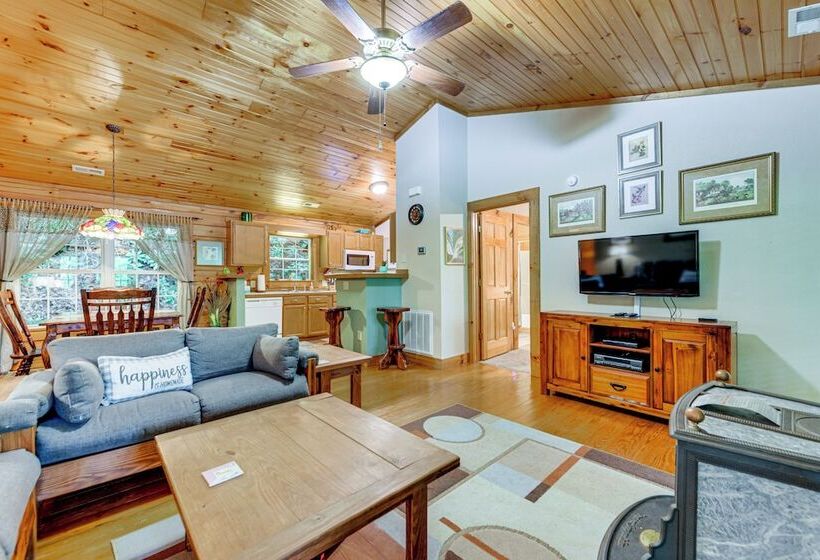 Serene Maggie Valley Retreat W/ Deck & Hot Tub!