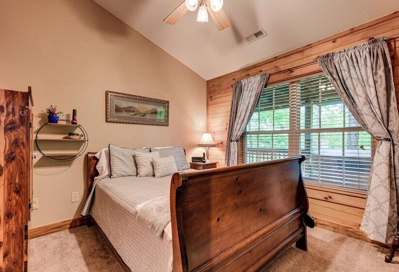 Serene Maggie Valley Retreat W/ Deck & Hot Tub!