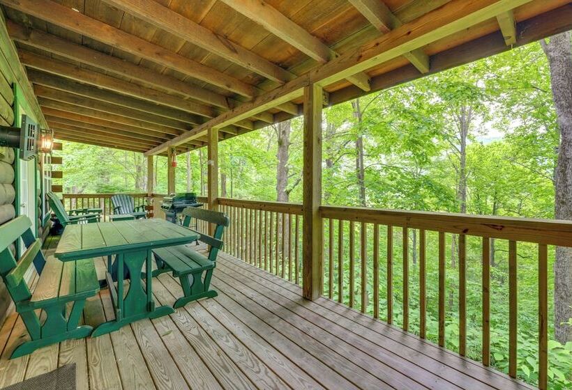 Serene Maggie Valley Retreat W/ Deck & Hot Tub!