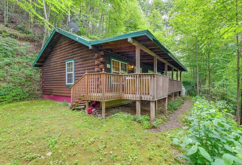Serene Maggie Valley Retreat W/ Deck & Hot Tub!