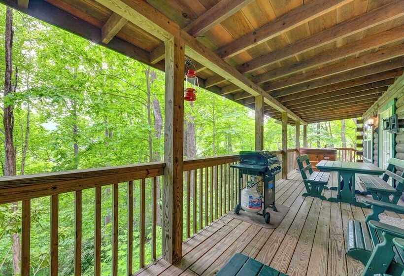 Serene Maggie Valley Retreat W/ Deck & Hot Tub!