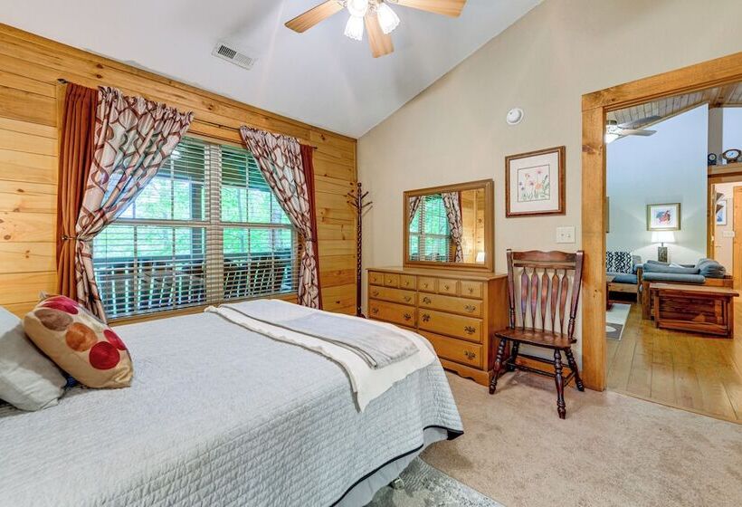 Serene Maggie Valley Retreat W/ Deck & Hot Tub!