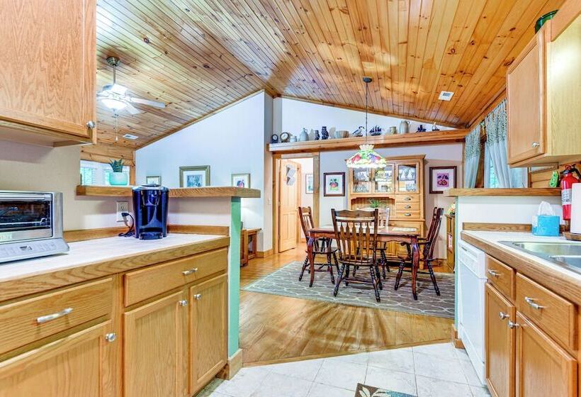 Serene Maggie Valley Retreat W/ Deck & Hot Tub!
