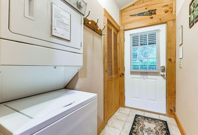 Serene Maggie Valley Retreat W/ Deck & Hot Tub!